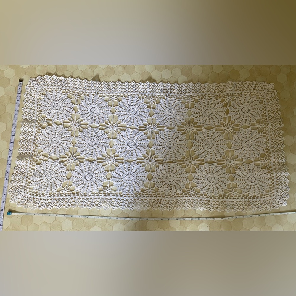 Vintage-Elegant Crochet Lace Table Runner